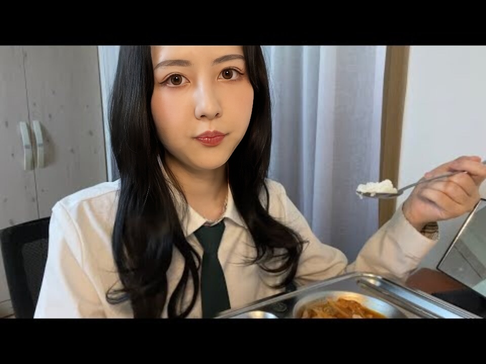 ASMR “嘿，书呆子！这里没有坐主人，对吧？”与有毒女孩 RP 的学校午餐